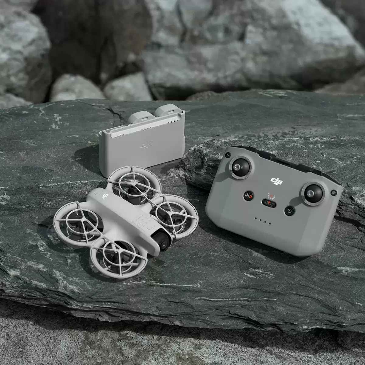 DJI Neo Fly More Combo con accesorios incluidos